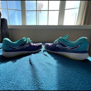 Saucony ISO series running shoes size 7.5 Womens